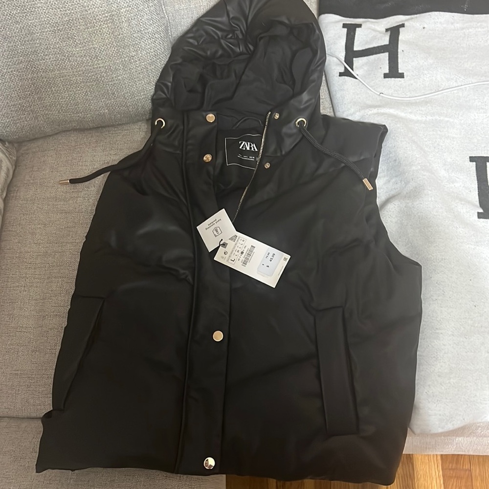 Zara black vest too big